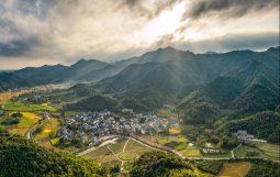 集团执行总裁贺明田一行三人应邀赴南陵文旅公司进行业务交流座谈